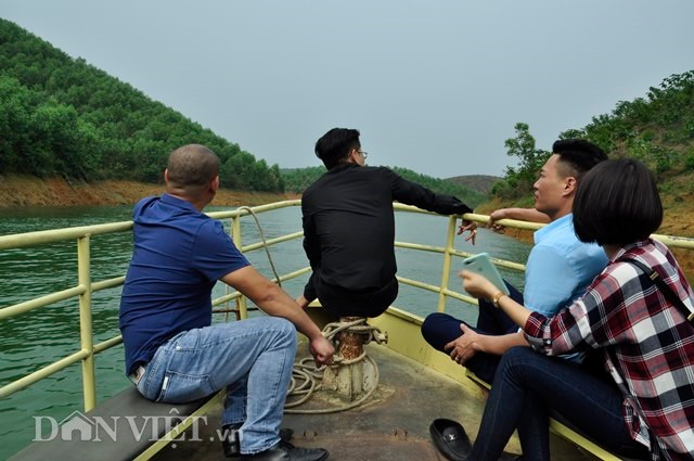 Lênh đênh trên hồ Thác Bà, ngắm nhìn những dãy núi trùng điệp, cảm nhận không khí mát lành, làn nước xanh như ngọc bích, còn gì thú vị hơn.