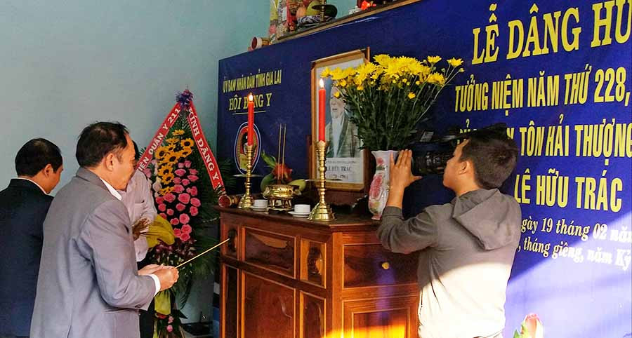 Các hội viên dâng hương tưởng niệm đại danh y Hải Thượng Lãn Ông-Lê Hữu Trác. Ảnh: N.N