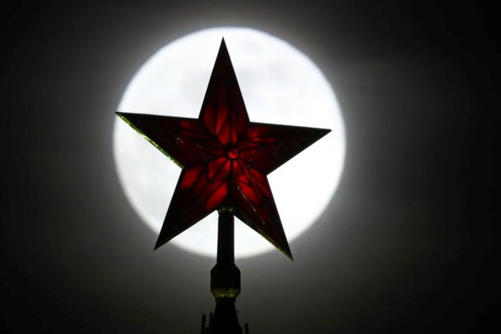  Ngôi sao trên điện Kremlin (Nga) lồng bóng trăng tuyết trên bầu trời. 