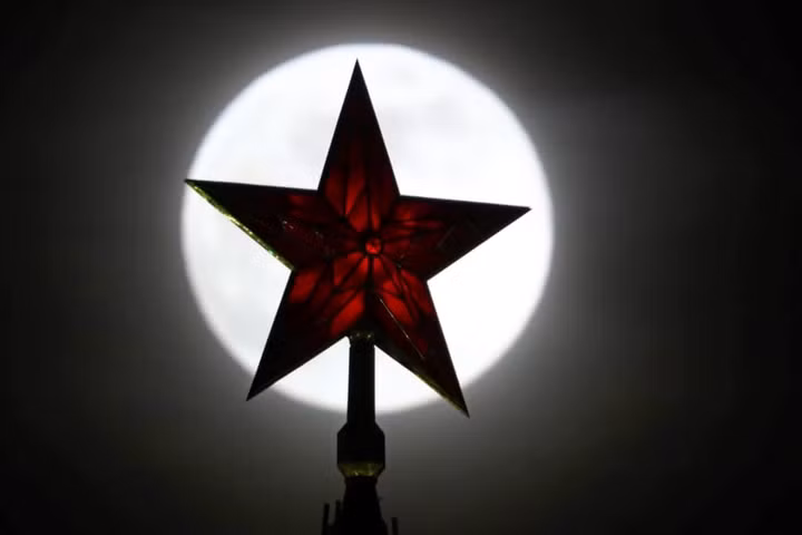  Ngôi sao trên điện Kremlin (Nga) lồng bóng trăng tuyết trên bầu trời. 