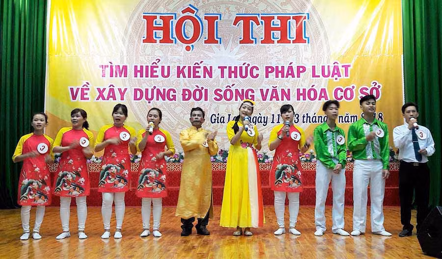 Các thí sinh tham dự Hội thi tìm hiểu kiến thức pháp luật về xây dựng đời sống văn hóa cơ sở. Ảnh: Đ.Y