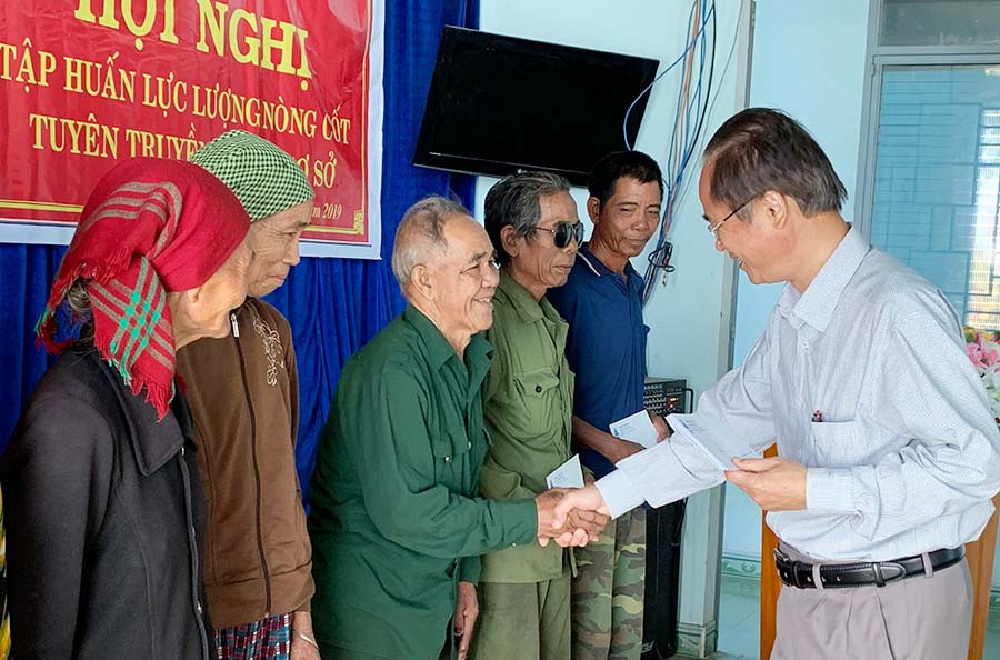 Đồng chí Lê Phan Lương-Trưởng Ban Tuyên giáo Tỉnh ủy tặng quà cho các gia đình chính sách. Ảnh: P.L Đồng chí Lê Phan Lương-Trưởng Ban Tuyên giáo Tỉnh ủy tặng quà cho các gia đình chính sách. Ảnh: P.L