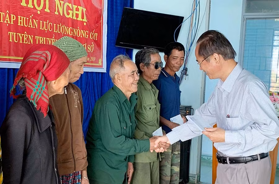  Đồng chí Lê Phan Lương-Trưởng Ban Tuyên giáo Tỉnh ủy tặng quà cho các gia đình chính sách. Ảnh: P.L