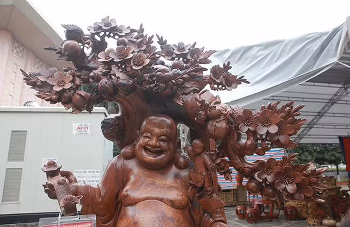 Để tạo một cành đào lớn trên đầu Phật, những thợ lành nghề phải mất rất nhiều thời gian tạo tác. Để tạo một cành đào lớn trên đầu Phật, những thợ lành nghề phải mất rất nhiều thời gian tạo tác.