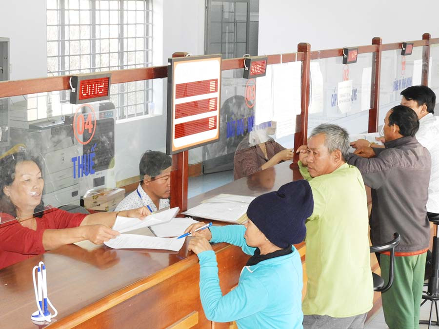 Người dân đến làm TTHC tại bộ phận một cửa của huyện Mang Yang. Ảnh: T.N  Người dân đến làm TTHC tại bộ phận một cửa của huyện Mang Yang. Ảnh: T.N