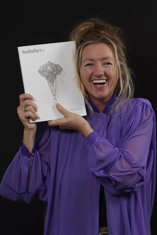 Debra đổi đời sau 1 đêm nhờ chiếc nhẫn cũ. Ảnh: The Sun