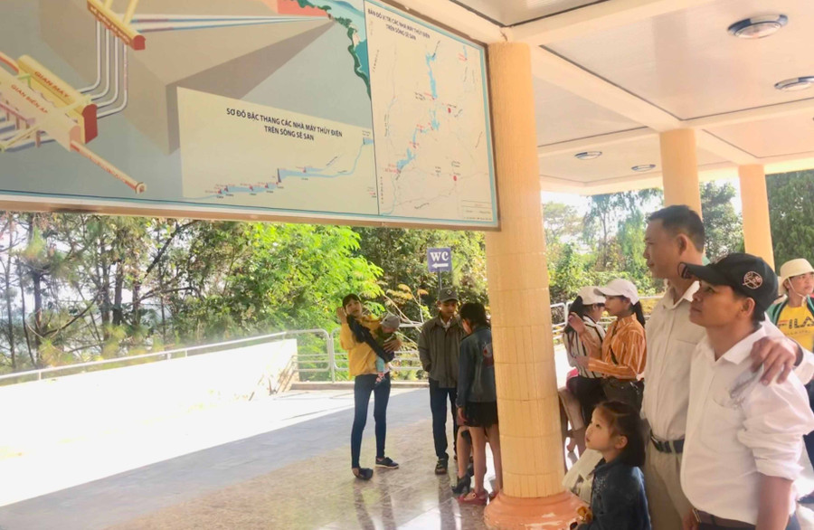 Du khách tham quan Thủy điện Ia Ly. Ảnh: Ngọc Thu