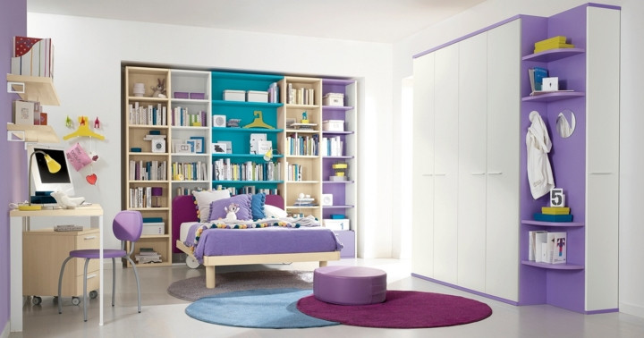 Phòng ngủ có có giá để sách được gắn liền với chiếc giường ngủ xinh xắn. 