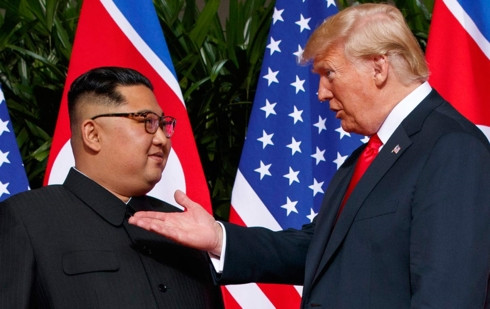 Tổng thống Mỹ Donald Trump (phải) và Nhà lãnh đạo Triều Tiên Kim Jong Un. Ảnh: AP. Tổng thống Mỹ Donald Trump (phải) và Nhà lãnh đạo Triều Tiên Kim Jong Un. Ảnh: AP.