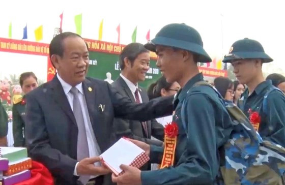 Chủ tịch UBND tỉnh Đinh Văn Thu động viên và tiễn đưa các thanh niên lên xe về đơn vị.