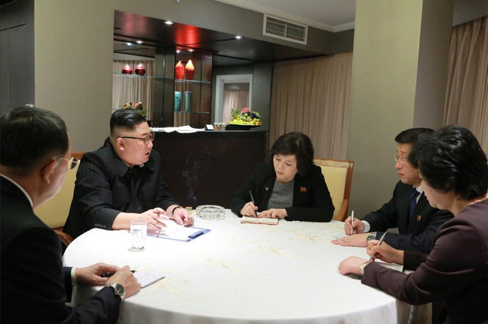 Nhà lãnh đạo Triều Tiên Kim Jong Un làm việc cùng các thành viên phái đoàn đàm phán Triều Tiên, trong đó có ông Kim Hyok Chol tại khách sạn Melia. Ảnh: KCNA. Nhà lãnh đạo Triều Tiên Kim Jong Un làm việc cùng các thành viên phái đoàn đàm phán Triều Tiên, trong đó có ông Kim Hyok Chol tại khách sạn Melia. Ảnh: KCNA.