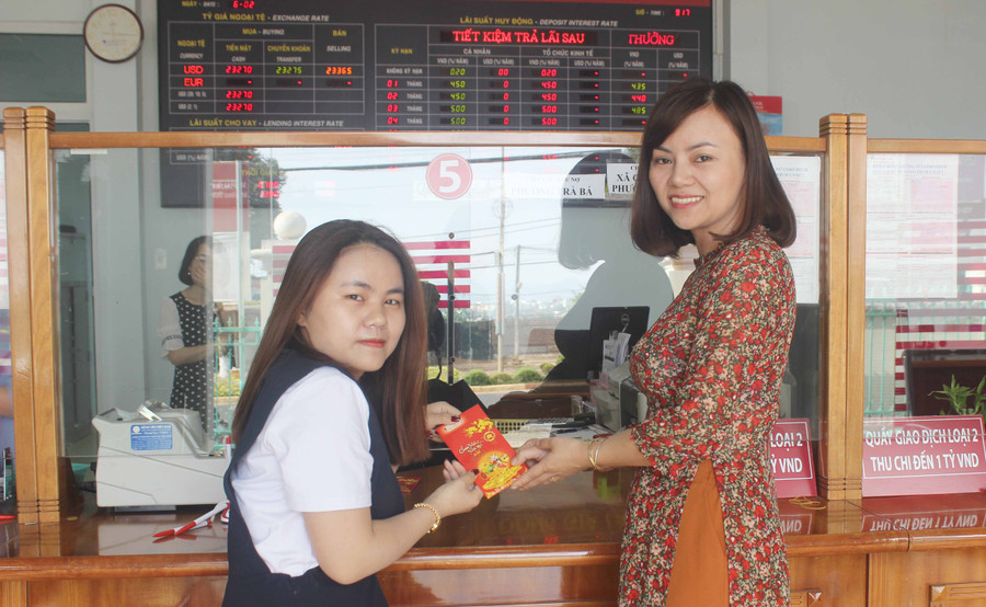  Agribank Đông Gia Lai lì xì lấy lộc đầu năm cho khách hàng đến giao dịch trong buổi sáng Mùng 2 Tết. Ảnh: Sơn Ca