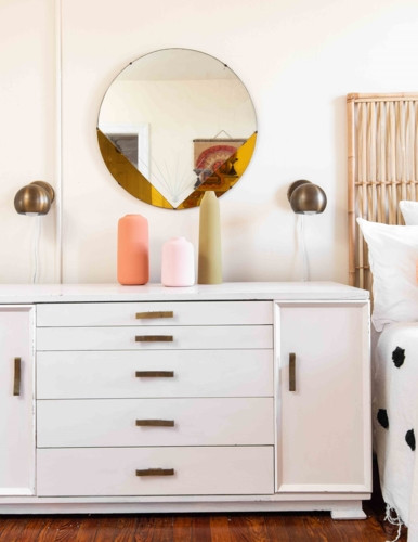 Bí quyết để không gian rộng hơn là dùng tông màu trắng chủ đạo cho tường và đồ nội thất chính. Bí quyết để không gian rộng hơn là dùng tông màu trắng chủ đạo cho tường và đồ nội thất chính.