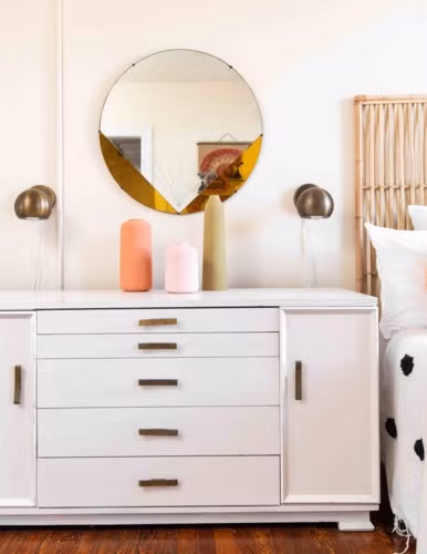 Bí quyết để không gian rộng hơn là dùng tông màu trắng chủ đạo cho tường và đồ nội thất chính.