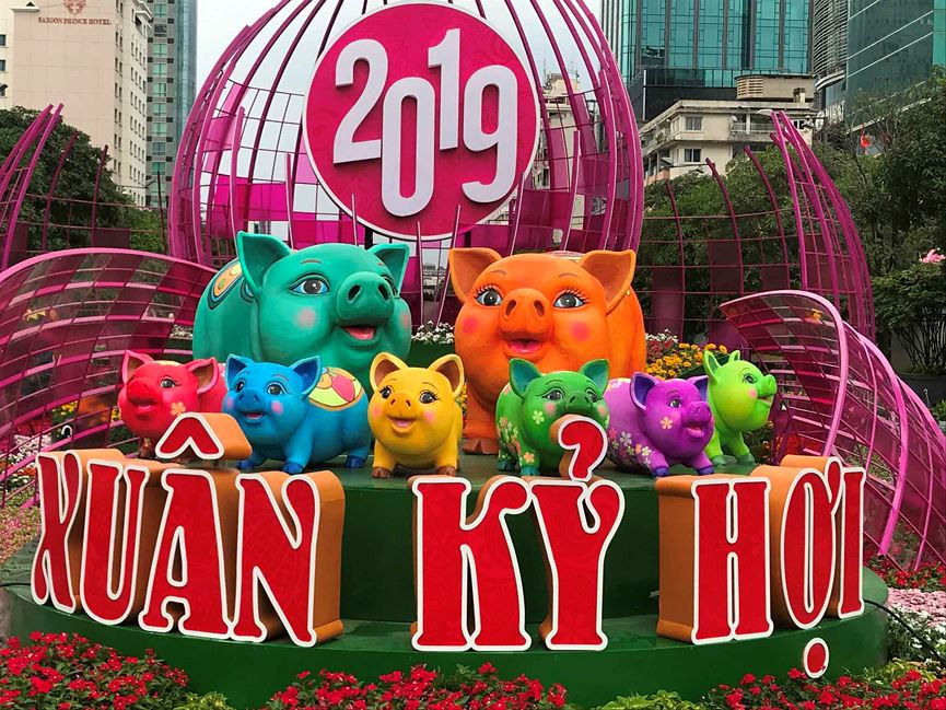 Kết thúc đường hoa là gia đình heo vui vẻ, tươi cười hướng thẳng ra đường như để gửi những lời chúc Tết đến tất cả khách tham quan.