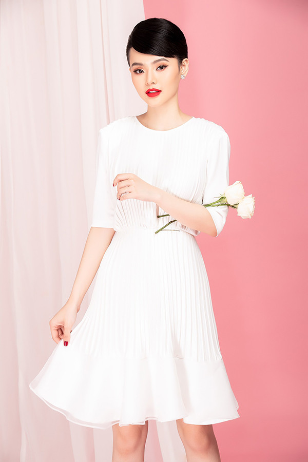 Thiết kế váy ngắn tay lỡ trên chất liệu lụa được kết hợp cùng vải dập ly để mang tới điểm nhấn nhẹ nhàng cho trang phục.