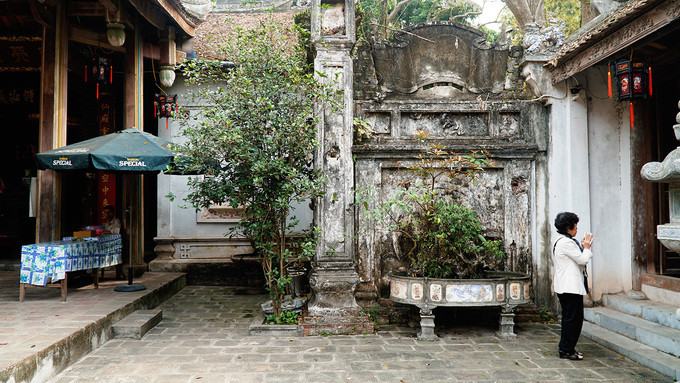 Đền Đa Hòa được Tiến sĩ Chu Mạnh Trinh dựng lại trên nền một ngôi đền cổ vào năm 1894. Khuôn viên rộng và thoáng, có cảnh quan hữu tình, mặt quay hướng chính Tây nhìn thẳng sang bãi Tự Nhiên.  Đền Đa Hòa được Tiến sĩ Chu Mạnh Trinh dựng lại trên nền một ngôi đền cổ vào năm 1894. Khuôn viên rộng và thoáng, có cảnh quan hữu tình, mặt quay hướng chính Tây nhìn thẳng sang bãi Tự Nhiên.