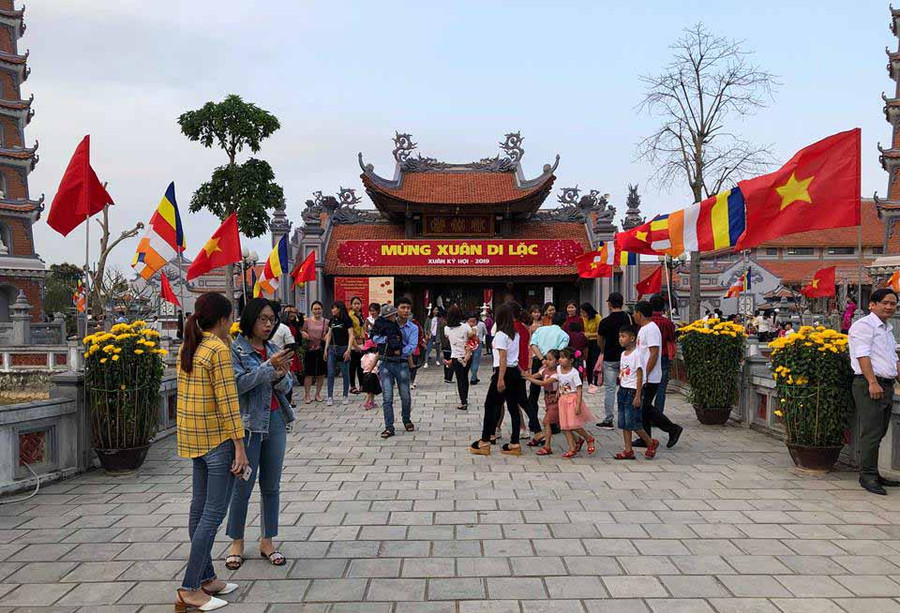 Hàng vạn lượt du khách đến chùa Hoằng Phúc đầu năm Kỷ Hợi. Ảnh: Thủy Bình