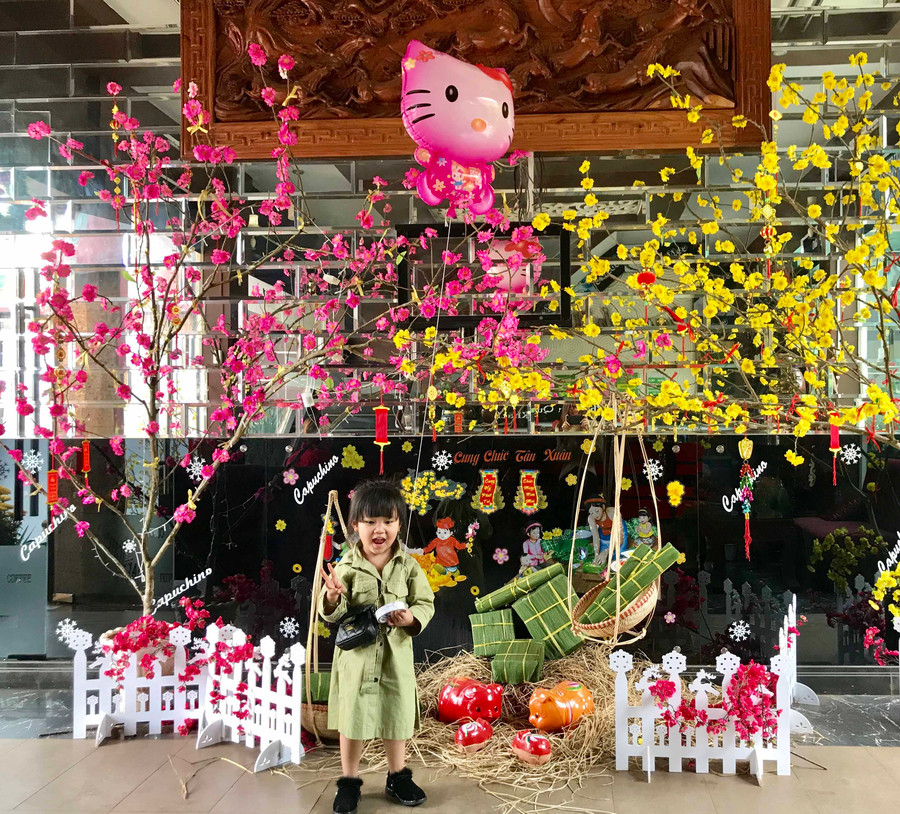 Cách trang trí ngày Tết tại các quán cà phê làm nhiều người thích thú. Ảnh: Trần Dung
