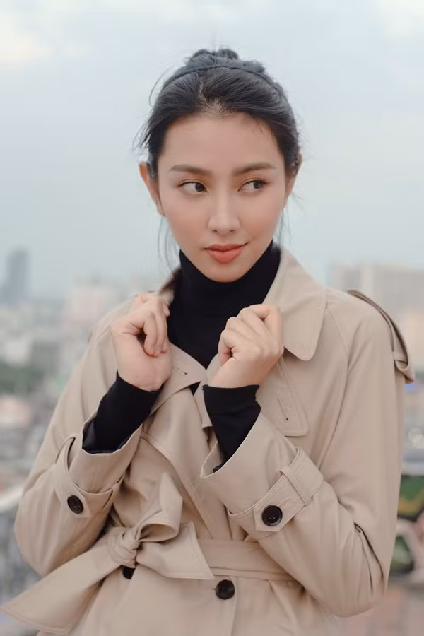 Thùy Tiên sinh năm 1998, từng lọt top 5 và giành giải ‘Người đẹp nhân ái’ tại cuộc thi Hoa hậu Việt Nam 2018. Sau đó, cô tiếp tục lên đường sang Nhật Bản dự thi Miss International nhưng không đạt thành tích.