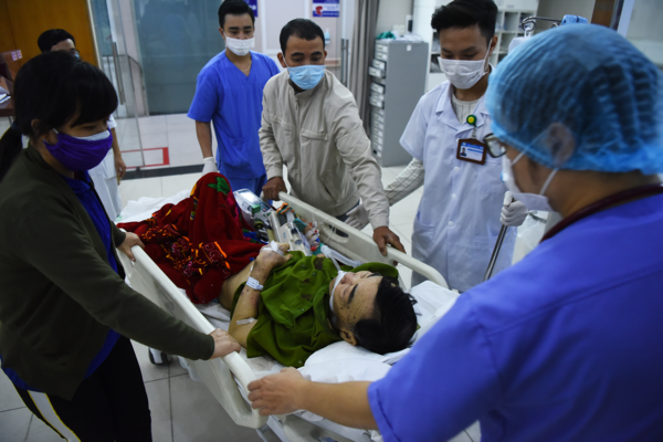 Người già dễ bị đột quỵ do sinh hoạt thất thường, ăn uống không điều độ dịp đầu năm. Ảnh: Giang Huy