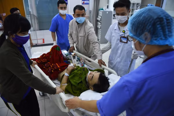 Người già dễ bị đột quỵ do sinh hoạt thất thường, ăn uống không điều độ dịp đầu năm. Ảnh: Giang Huy