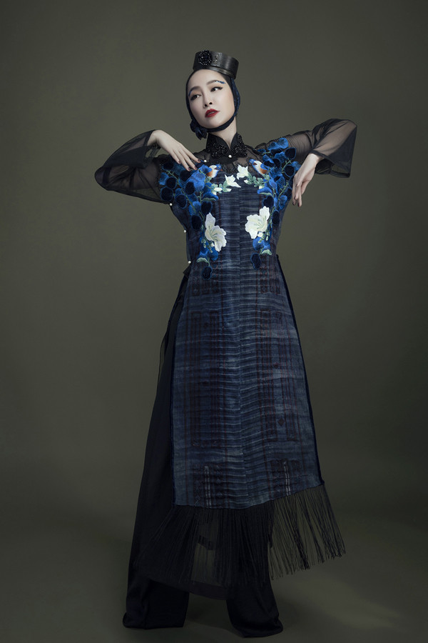 Sợi lanh trước khi nhuộm chàm đã được bà con dân tộc làm thủ công ở khâu đắp và vẽ sáp ong. Mỗi miếng vải như thể hiện từng câu chuyện cuộc sống của người phụ nữ, gia đình cũng như văn hóa của họ. Theo nhà thiết kế Vũ Việt Hà, mỗi người lại có cách thể hiện rất riêng trên từng tấm vải. Sợi lanh trước khi nhuộm chàm đã được bà con dân tộc làm thủ công ở khâu đắp và vẽ sáp ong. Mỗi miếng vải như thể hiện từng câu chuyện cuộc sống của người phụ nữ, gia đình cũng như văn hóa của họ. Theo nhà thiết kế Vũ Việt Hà, mỗi người lại có cách thể hiện rất riêng trên từng tấm vải.