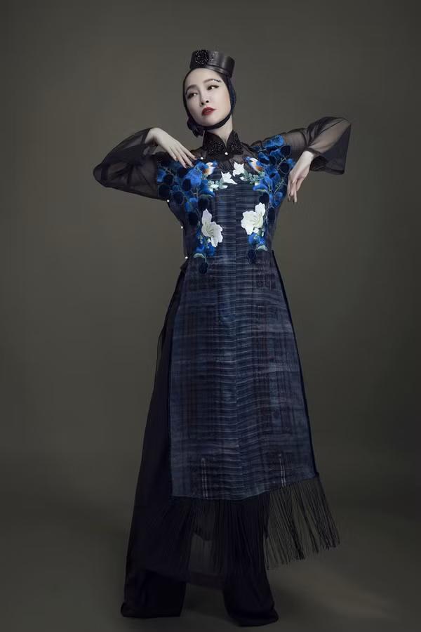 Sợi lanh trước khi nhuộm chàm đã được bà con dân tộc làm thủ công ở khâu đắp và vẽ sáp ong. Mỗi miếng vải như thể hiện từng câu chuyện cuộc sống của người phụ nữ, gia đình cũng như văn hóa của họ. Theo nhà thiết kế Vũ Việt Hà, mỗi người lại có cách thể hiện rất riêng trên từng tấm vải. 