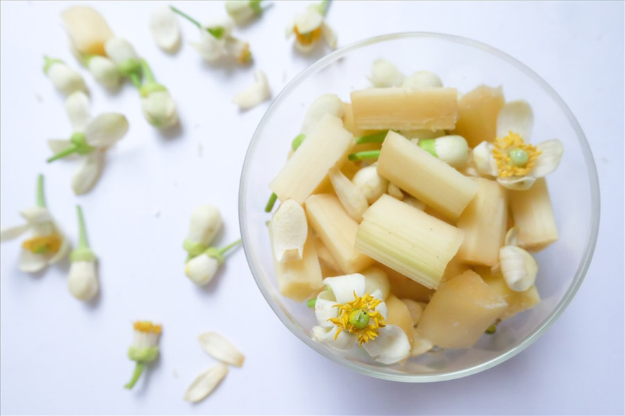  “Những ngày bình thường thì tôi bán hoa quả, nhưng cứ tới mùa thì lại lấy hoa bưởi về bán. Ở đây, người ta mua nhiều lắm. Cứ chăm chỉ đạp xe bán quanh các phố thì mỗi ngày cũng được 5-10kg. Bán cái này vui lắm, mà nếu có ế hàng thì mang về nhà để”, chị Dần vui vẻ nói.