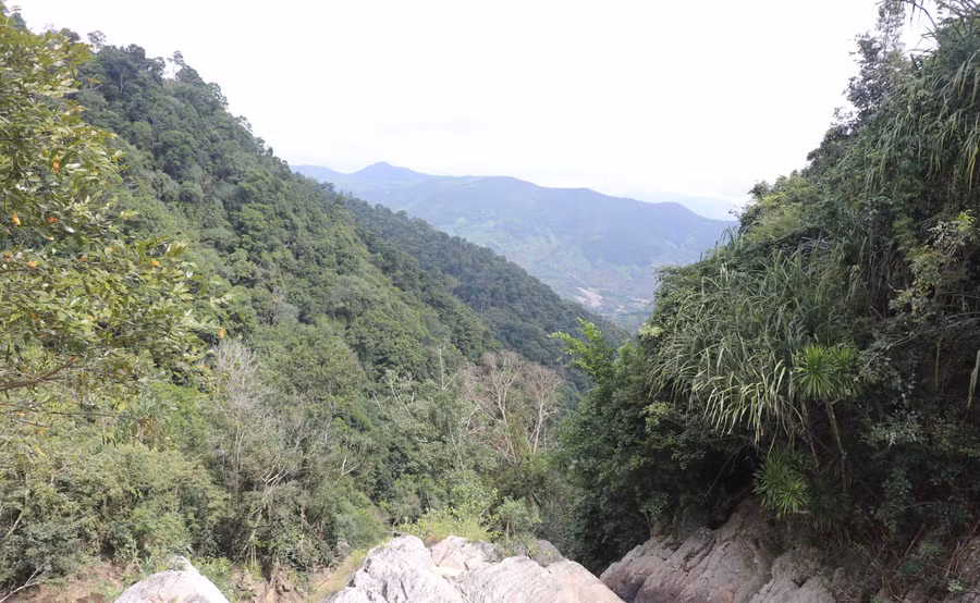 Hố Trời là một cụm gồm 14 ghềnh thác, nằm giữa hai hẻm núi có chiều dài từ 1,5-2 km. Ảnh: Ngọc Minh