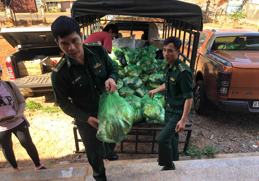 Những phần quà được Bộ đội đưa xuống xe để gửi tặng bà con. Ảnh: Ngọc Thu