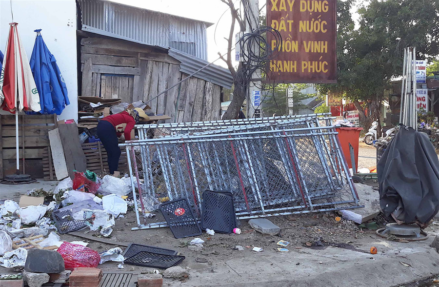 Một số tiểu thương tranh thủ dọn dẹp vệ sinh tại quầy để chuẩn bị cho phiên chợ đầu năm. Ảnh: Hồng Thi