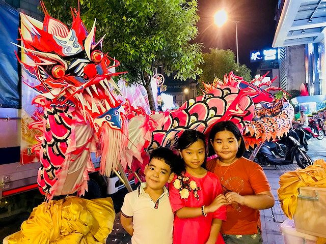 Trẻ con thích thú bên các hiện vật của đoàn múa Lân - Sư - Rồng