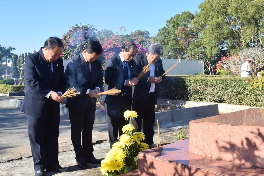 Các đồng chí Lãnh đạo tỉnh viếng mộ phần Anh hùng Núp. Ảnh: Trần Dung