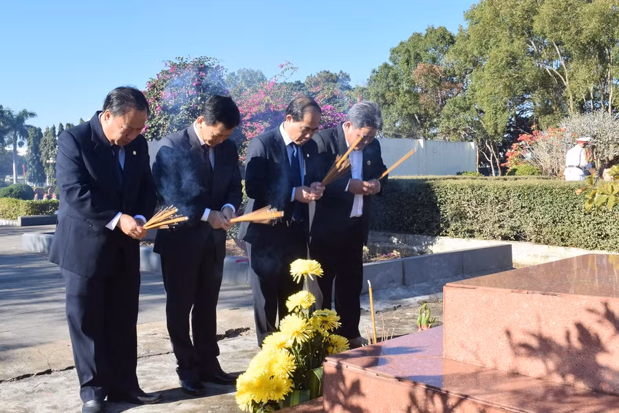 Các đồng chí Lãnh đạo tỉnh viếng mộ phần Anh hùng Núp. Ảnh: Trần Dung