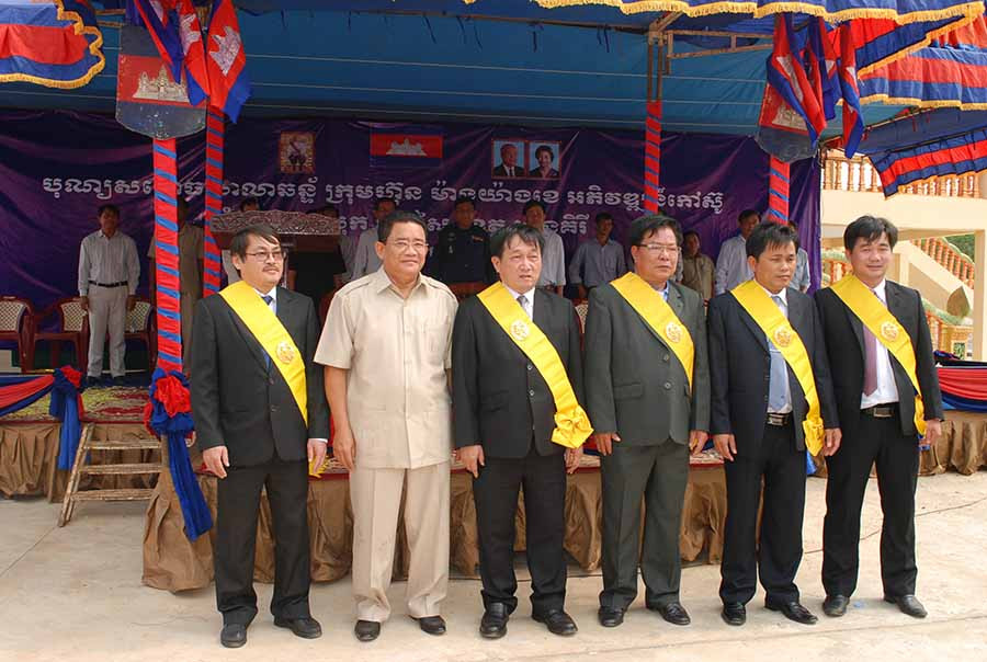  Thống tướng Châu Va Ly trao Huân chương Hữu nghị của Hoàng gia Campuchia cho lãnh đạo Công ty. (Ảnh tư liệu)