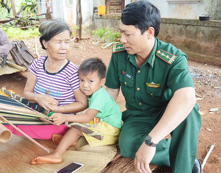 Cán bộ Biên phòng tăng cường xã luôn tích cực bám nắm địa bàn. Ảnh: P.D