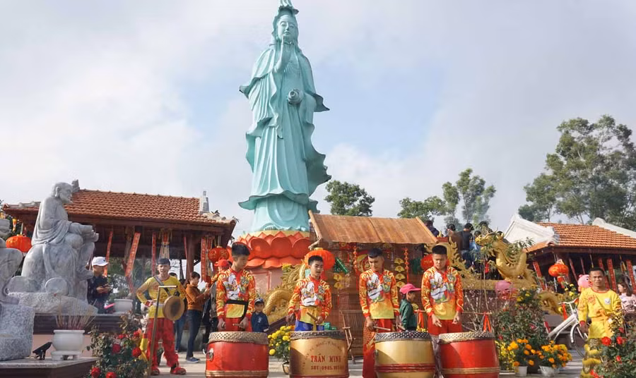 Người dân đi chùa cầu an đầu năm mới và thưởng thức múa lân sư rồng tại chùa Quan Âm (xã Song An, thị xã An Khê). Ảnh: Chí Hào