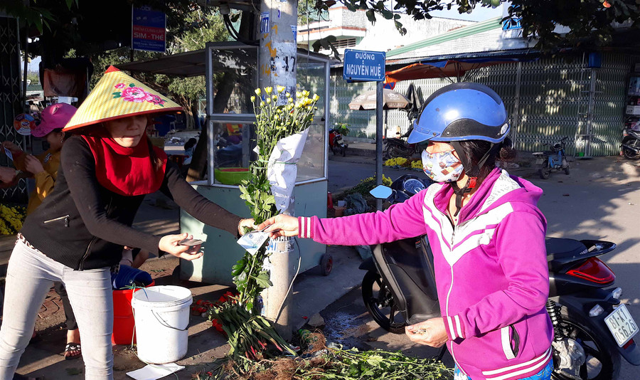  Cảnh mua bán khẩn trương, không có sự trả giá, mặc cả. Ảnh: Hồng Thi