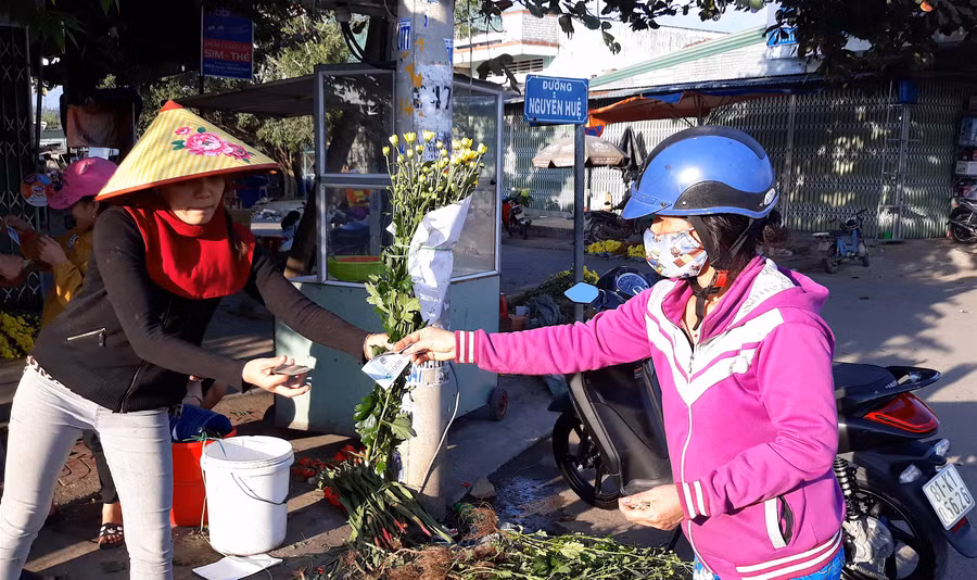  Cảnh mua bán khẩn trương, không có sự trả giá, mặc cả. Ảnh: Hồng Thi