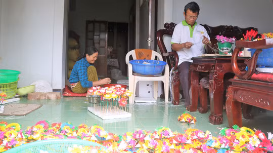  Một trong số ít gia đình ở Thanh Tiên còn giữ nghề này