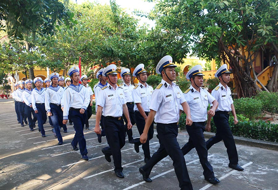 Cán bộ chiến sĩ đảo Sinh Tồn duyệt binh dưới bóng cây xanh trên đảo. Ảnh: Q.T Cán bộ chiến sĩ đảo Sinh Tồn duyệt binh dưới bóng cây xanh trên đảo