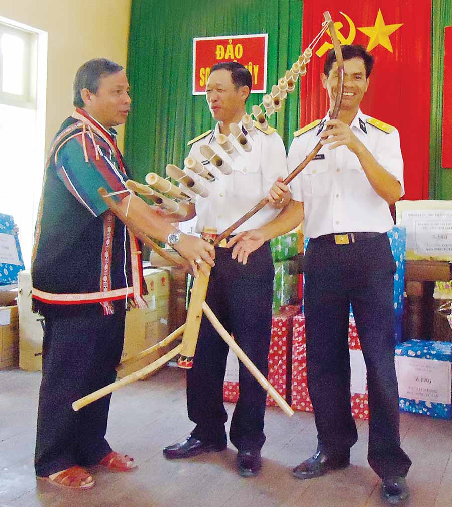  Nguyên Phó Chủ tịch UBND tỉnh Măng Đung tặng đàn trưng cho quân dân đảo Song Tử Tây nhân chuyến thăm Trường Sa tháng 4-2011. Ảnh: Q.N