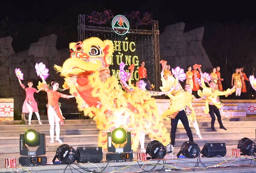 Các ca sĩ đang biểu diễn ca khúc Quê hương. Ảnh: Đ.T