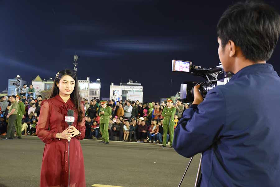 Phóng viên Báo Gia Lai điện tử đang tác nghiệp tại Lễ hội. Ảnh Trần Dung