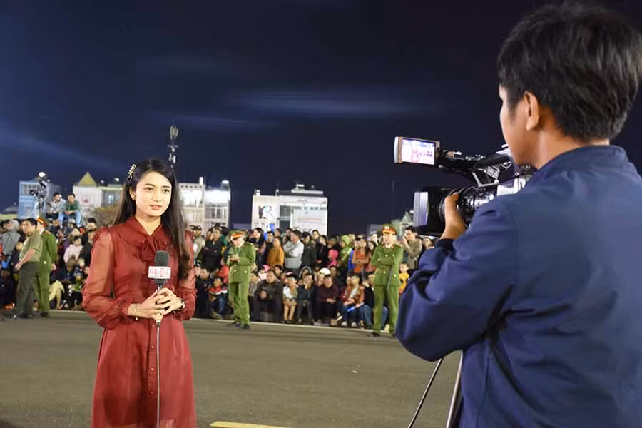 Phóng viên Báo Gia Lai điện tử đang tác nghiệp tại Lễ hội. Ảnh Trần Dung