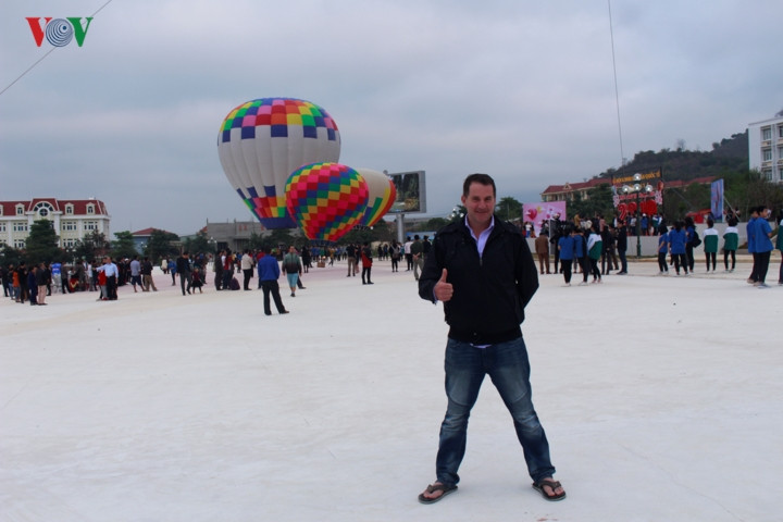  Du khách nước ngoài.