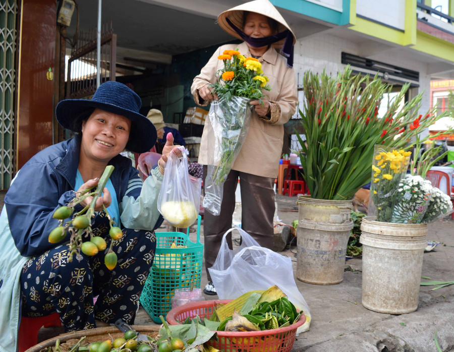 Bà Lưu Cúc bán trầu, cau, muối để cầu lộc may mắn cho mọi người. Ảnh: Đinh Yến