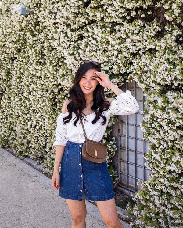 Chân váy jeans cài nút vẫn được ưa chuộng. Chúng được chọn để mặc kèm áo blouse, áo thun hay các kiểu sơ mi biến tấu nhẹ nhàng.