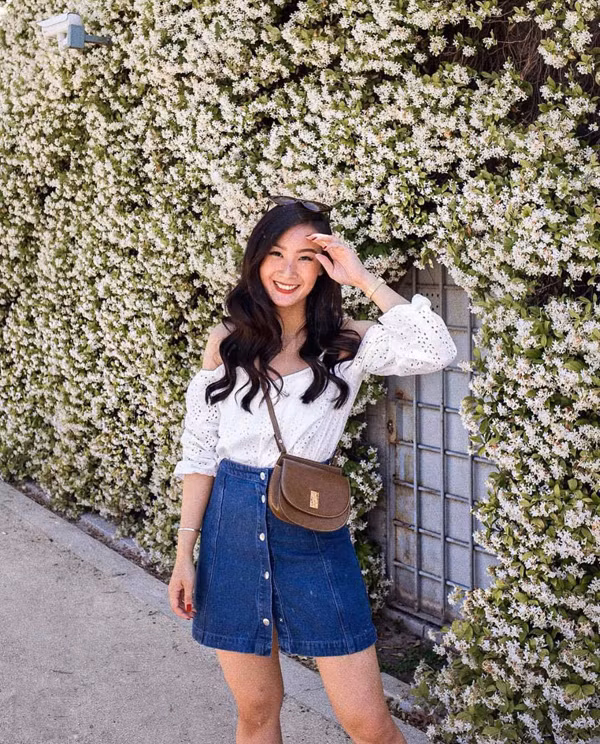 Chân váy jeans cài nút vẫn được ưa chuộng. Chúng được chọn để mặc kèm áo blouse, áo thun hay các kiểu sơ mi biến tấu nhẹ nhàng.